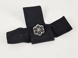 une image représentant une ceinture noire ornée d'une boucle en forme de fleur