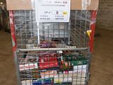 un chariot de supermarché rempli de nombreux articles dans un entrepôt