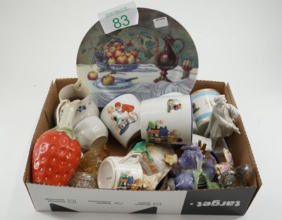 Ensemble de bibelots dont des tasses à décor d'enfantina, un… - Photo 1