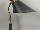 une lampe noire posée sur une table