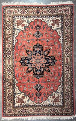 ROUMANIE Tapis à trame et chaine coton, à médaillon bleu sur…