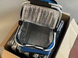 une valise posée dans une boîte sur une table