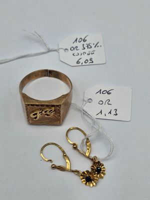 une bague en or et une paire de ciseaux à côté d'une étiquette de prix