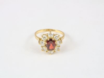 Bague en or, centrée d'un grenat ovale facetté dans un entou…