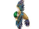 un gros plan d'une broche en forme d'oiseau sur fond blanc