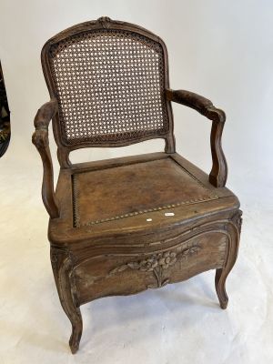 une chaise en bois posée sur une surface blanche