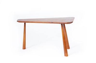 une table en bois à deux pieds, avec un plateau triangulaire