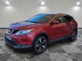 une Nissan QX rouge garée dans une pièce au sol à carreaux