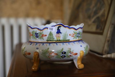 un bol décoratif posé sur une table en bois ornée d'une image