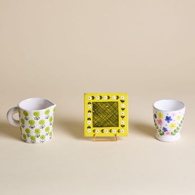 deux tasses et un cadre photo sur la table