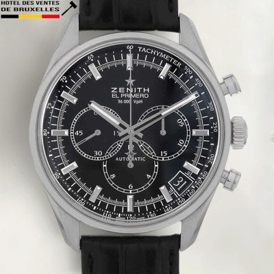 Gros plan sur une montre à cadran noir