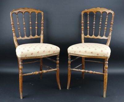 paire de chaises anciennes aux assises rembourrées de motifs floraux