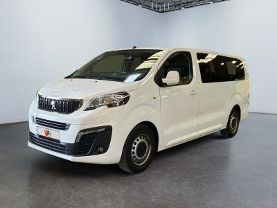 La petite camionnette blanche est garée dans une grande pièce.