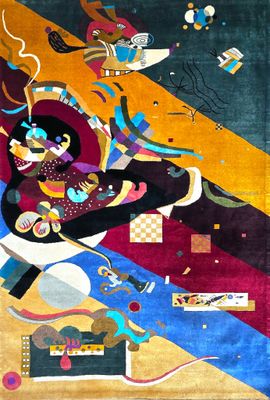 un tapis coloré sur lequel est représentée une femme