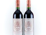 deux bouteilles de vin rouge posées l'une à côté de l'autre sur une surface blanche