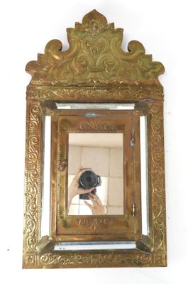 une personne se prenant en photo dans un miroir