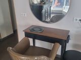 une photo d'un salon de coiffure avec un fauteuil et un miroir