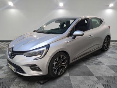 une voiture argentée est garée sur le sol à carreaux d'un garage