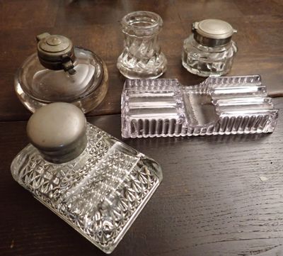 une table sur laquelle se trouvent de nombreux objets en verre