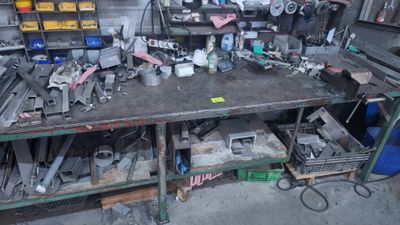 un établi avec de nombreux outils dans un garage