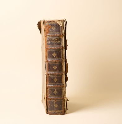 un vieux livre posé sur une surface blanche