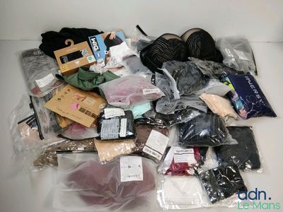 un tas de vêtements et d'autres objets posés sur une table