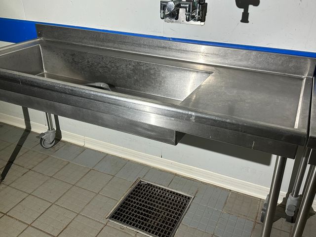 Plonge inox deux roulettes arrière un bac égouttoir droit avec do...