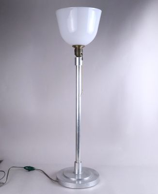 une lampe posée sur une table à côté d'une souris