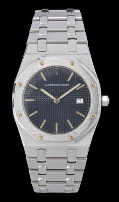 une image d'une montre en gros plan sur fond noir
