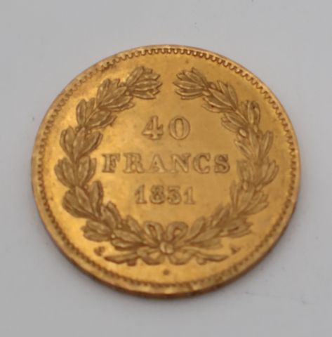 Une pièce de monnaie en or à valeur faciale de quarante Francs 18...