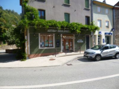 une voiture garée devant un bâtiment