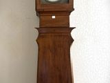 une horloge de parquet en bois accrochée au mur