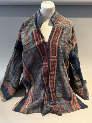 UNE VESTE, DEUX LONGS GILETS SANS MANCHES et UN PANTALON en …