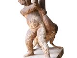 une image représentant une statue d'un homme tenant un chat