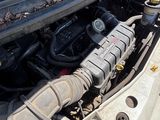 le moteur d'une voiture, le capot ouvert et le capot fermé