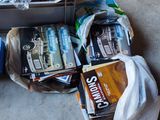 une boîte remplie de livres posée par terre à côté d'un sac contenant des livres