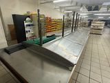 un grand comptoir métallique au milieu d'un magasin