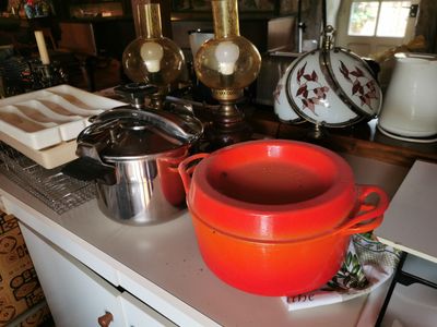 les casseroles et les poêles sont posées sur un plan de travail dans une cuisine