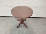 une petite table avec un plateau en bois sur un sol en béton