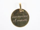 un gros plan sur un pendentif en or portant l'inscription « Mountain of Ammon »