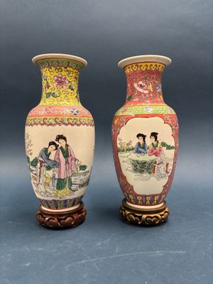 CHINE, XXe siècle Lot de deux vases de forme balustres en po…