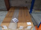 une pile de boîtes sur une palette dans un entrepôt