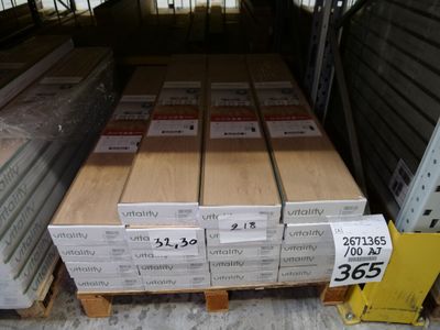 de nombreuses caisses en bois à l'arrière d'un camion