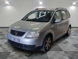 la camionnette argentée est garée sur un sol en damier dans le garage