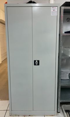 une armoire métallique contenant des assiettes, dans la cuisine