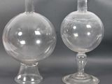 deux vases en verre posés l'un à côté de l'autre sur une table