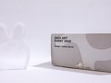 une boîte blanche sur laquelle est représenté un lapin blanc, à côté d'une boîte blanche sur laquelle est représenté un lapin blanc