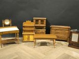 Plusieurs meubles sont disposés sur un parquet dans une pièce