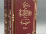 un livre rouge avec des bordures dorées et une bordure dorée sur la couverture