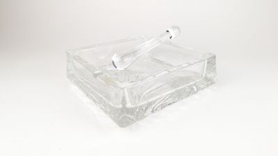 cendrier rectangulaire en verre transparent avec un couvercle transparent, sur fond blanc